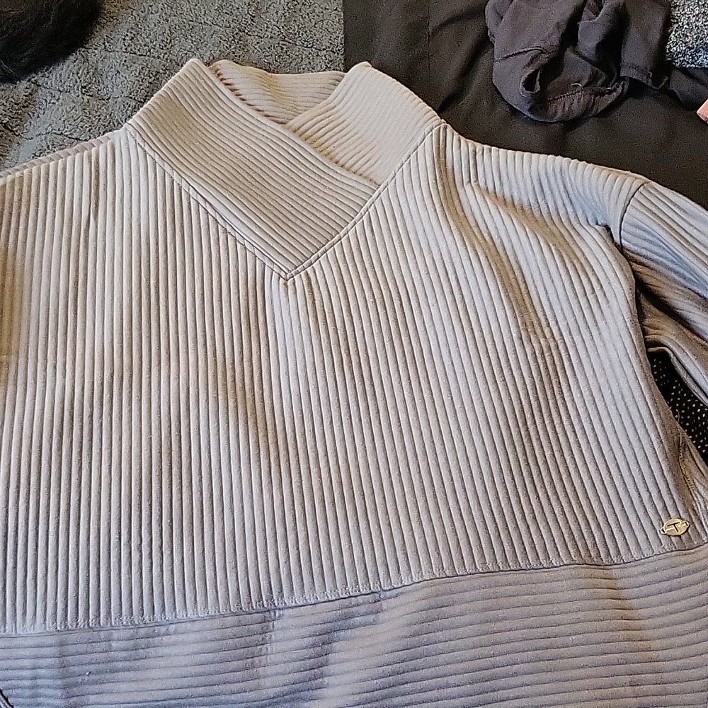 Worn once Tahari ribbed sweater